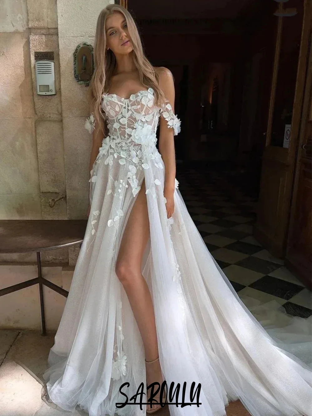 Шикарное свадебное платье в богемном стиле с цветочной аппликацией