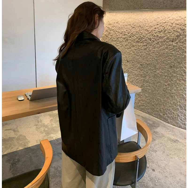 Женская куртка из искусственной кожи с лацканами - Фотография_3