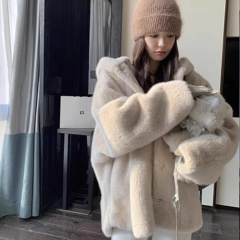 Модное элегантное пальто из искусственного меха - Фотография_2