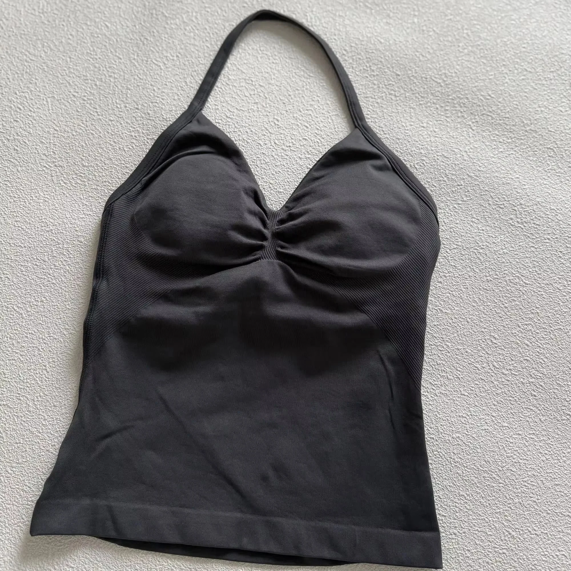 Топ с лямкой на бретельках без логотипов