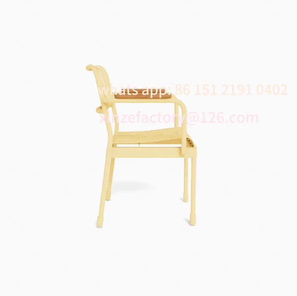 Настраиваемые металлические столы и стулья во дворе