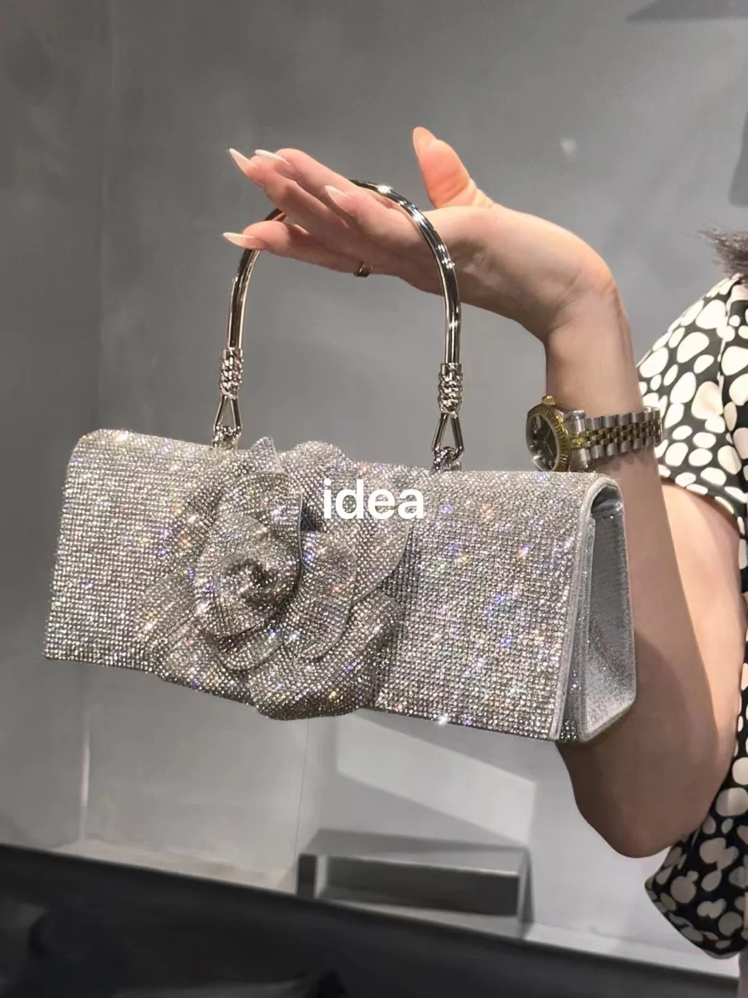 Квадратная сумка с блестками и бриллиантами и цветочным принтом - Фотография_3