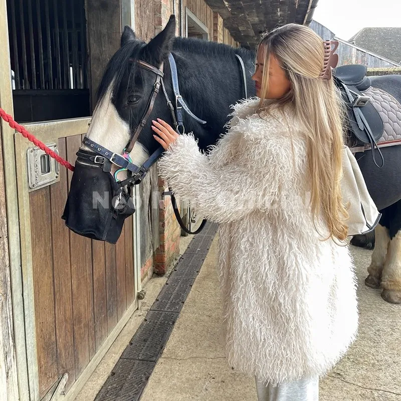 Г., трендовая бордовая куртка из искусственного монгольского овечьего меха - Фотография_5