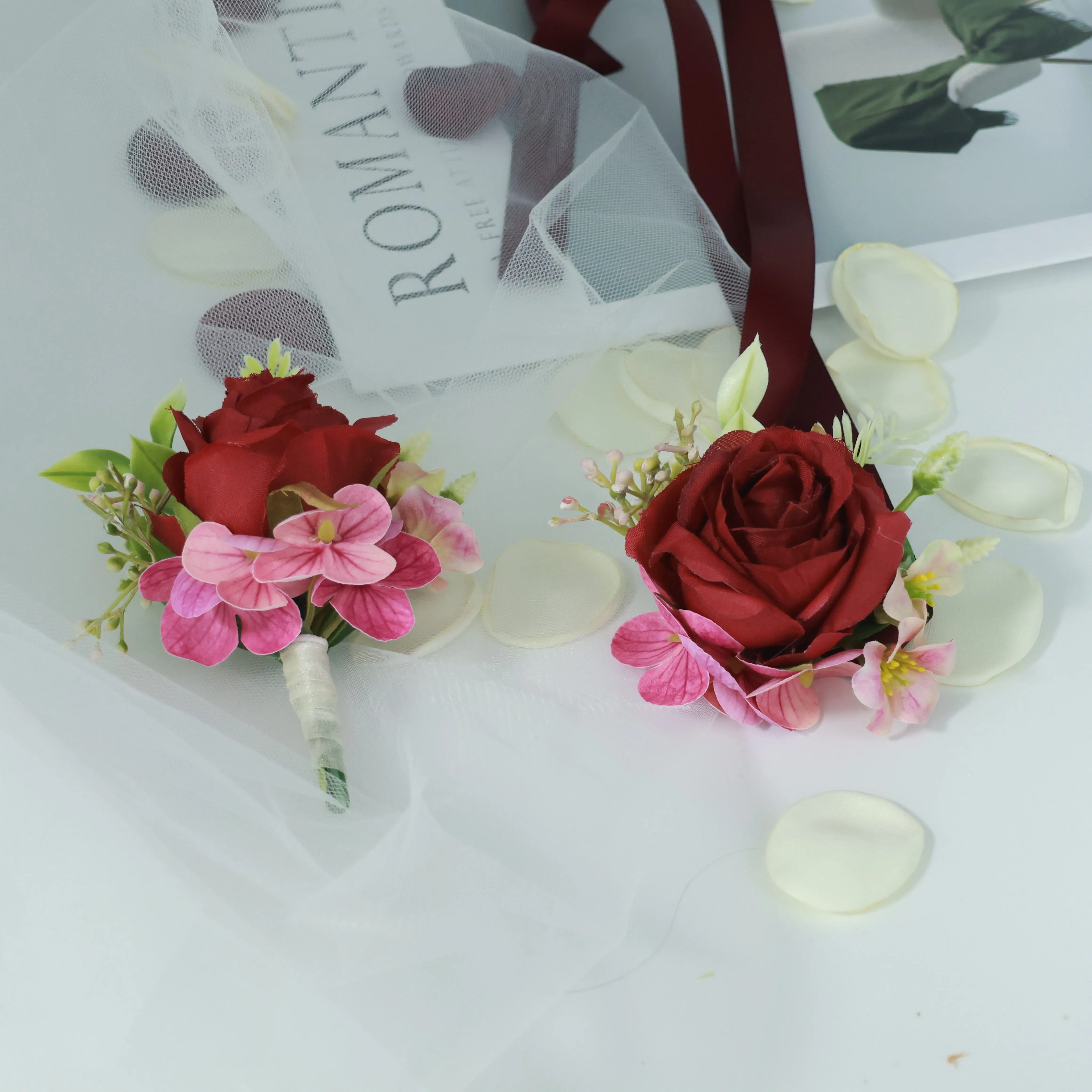 Желтый корсаж и бутоньерка с цветком для свадьбы