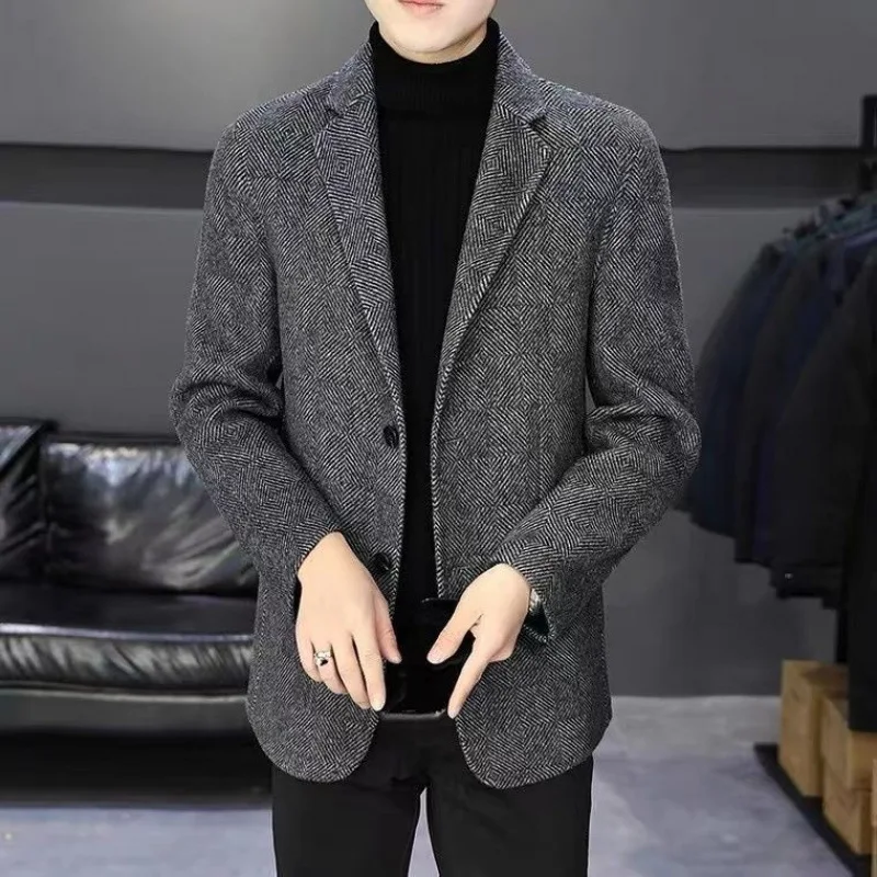 Простое мужское пальто с коротким узором «елочка» - Фотография_3