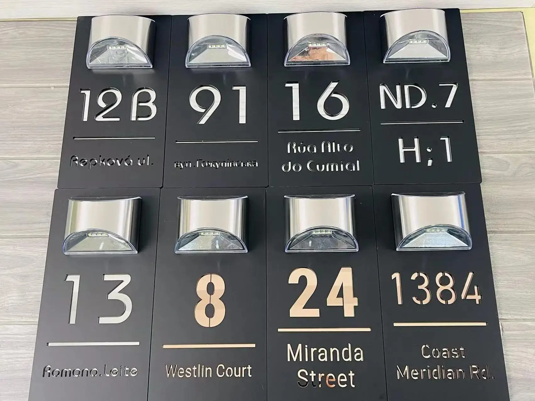 Изготовленный на заказ светодиодный номер дома на солнечной батарее - Фотография_3