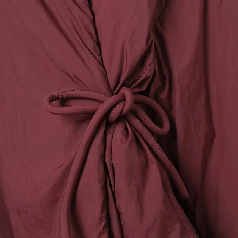 Зимняя женская винно-красная парка большого размера с запахом и бантом - Фотография_4