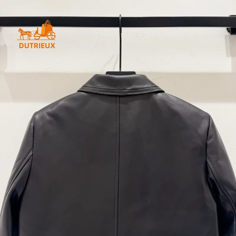 Зимняя кожаная куртка с лацканами и карманами - Фотография_5