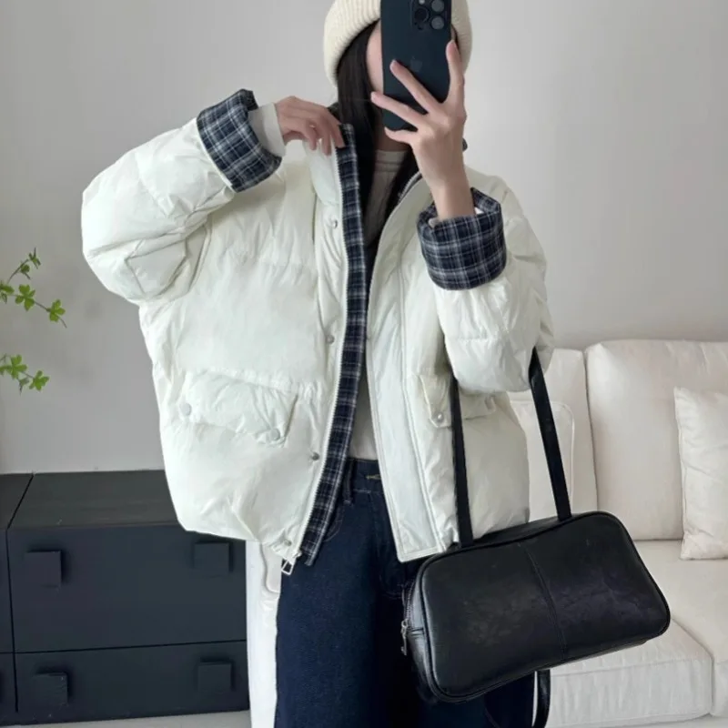 Женское белое пальто на утином пуху в стиле пэчворк контрастных цветов - Фотография_3