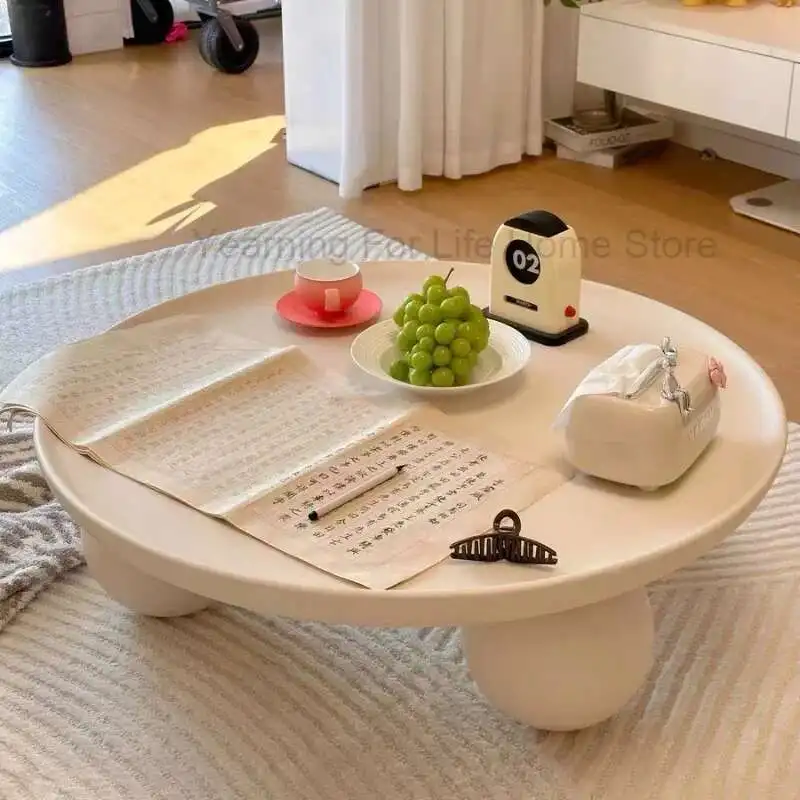 Роскошные дизайнерские журнальные столики в центре спальни