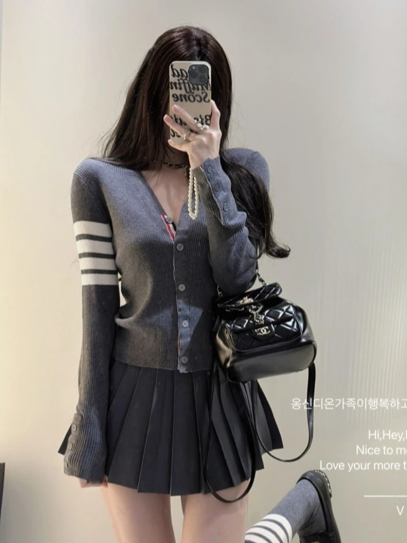 Новый облегающий вязаный кардиган в полоску в консервативном стиле