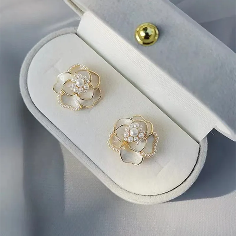 Изысканные серьги-гвоздики белого цвета с камелией - Фотография_6