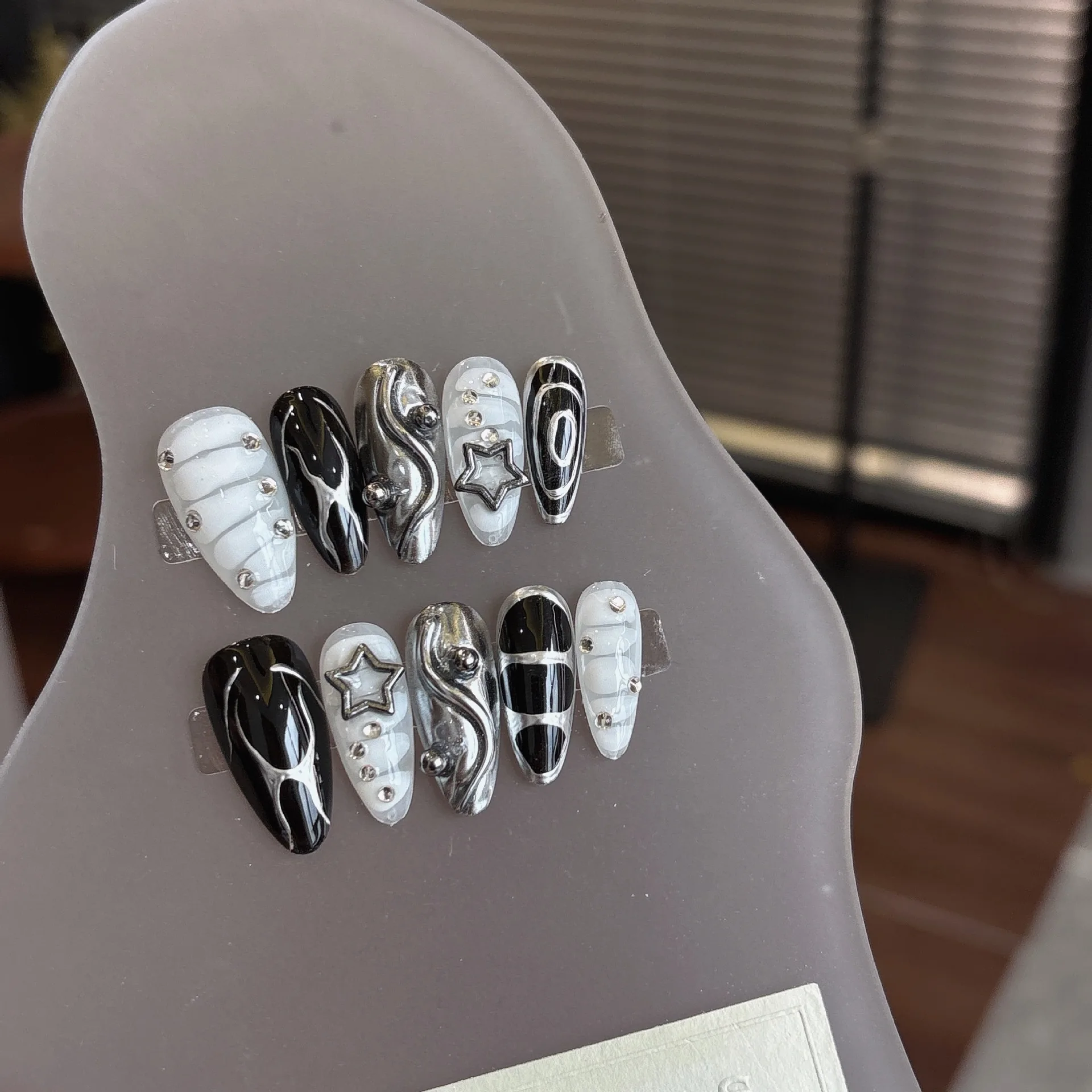 Накладные ногти ручной работы с миндалем - Фотография_2