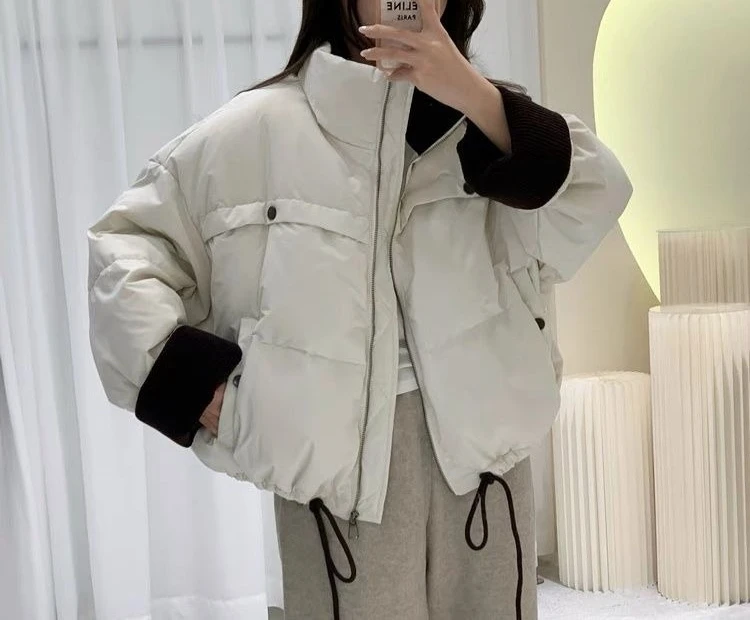 Короткий женский пуховик с воротником-стойкой и цветными блоками - Фотография_2