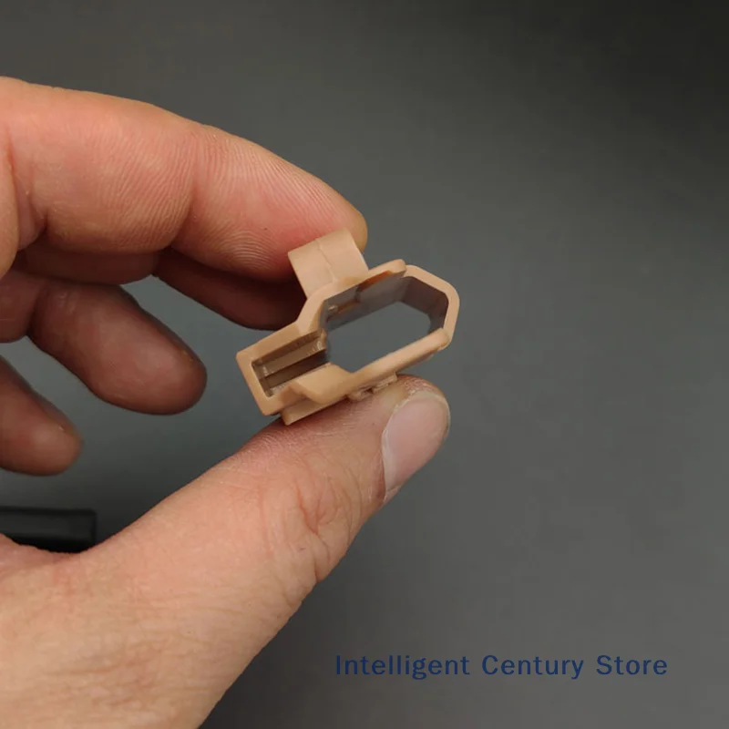 Металлический брелок-кобура для пистолета - Фотография_2