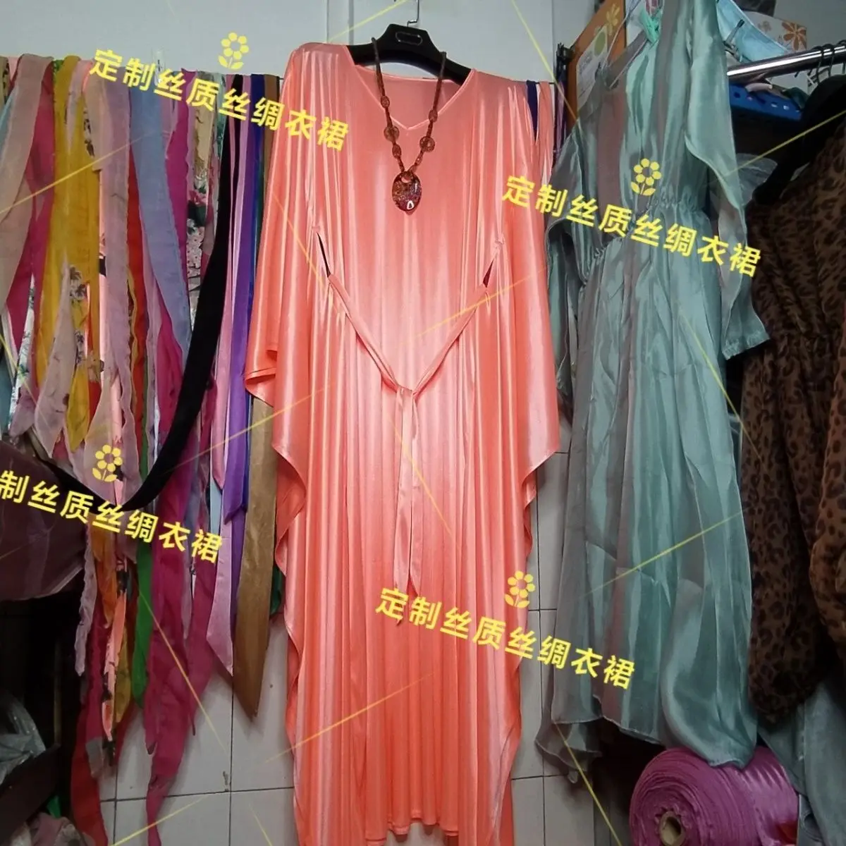 Блестящее сексуальное женское атласное платье с рукавом «летучая мышь» - Фотография_4