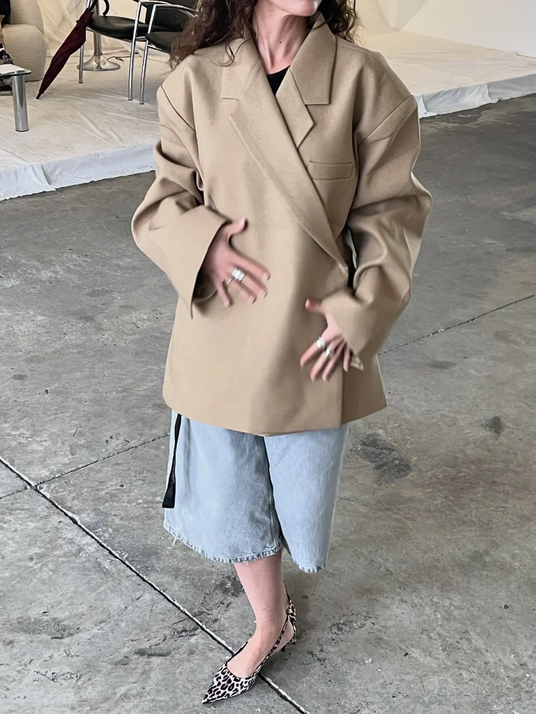 Модный пиджак с лацканами и пуговицами для женщин