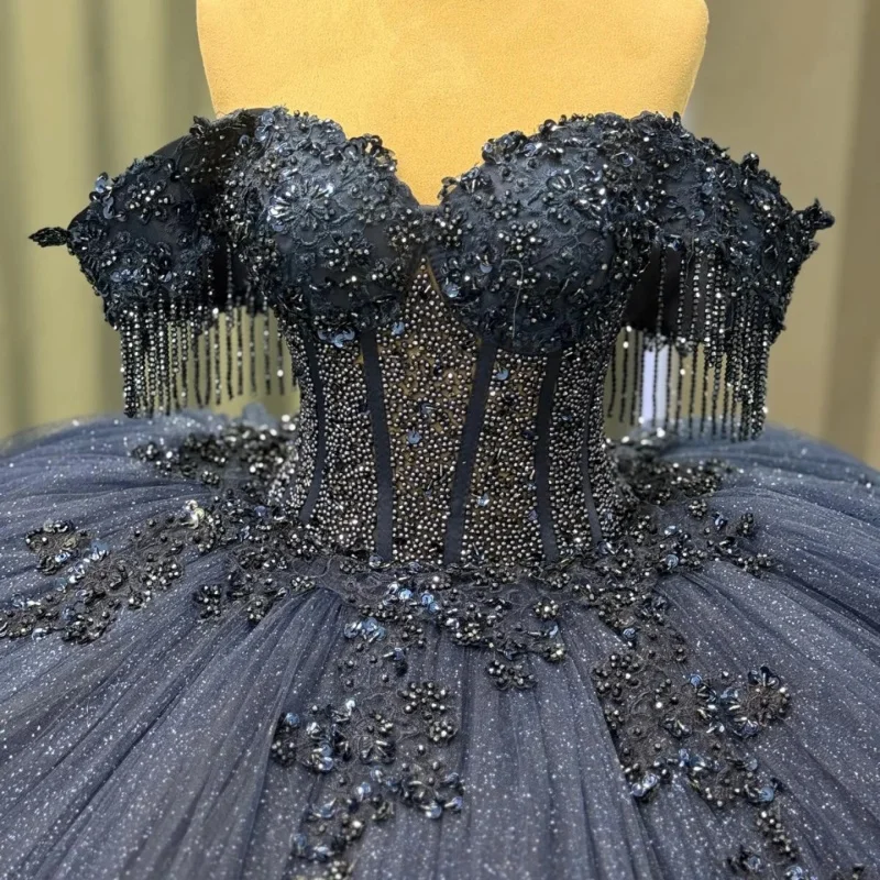 Блестящее темно-синее платье quinceanera с открытыми плечами и кристаллами - Фотография_6