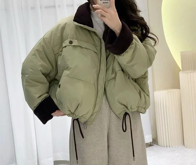 Короткий женский пуховик с воротником-стойкой и цветными блоками - Фотография_4