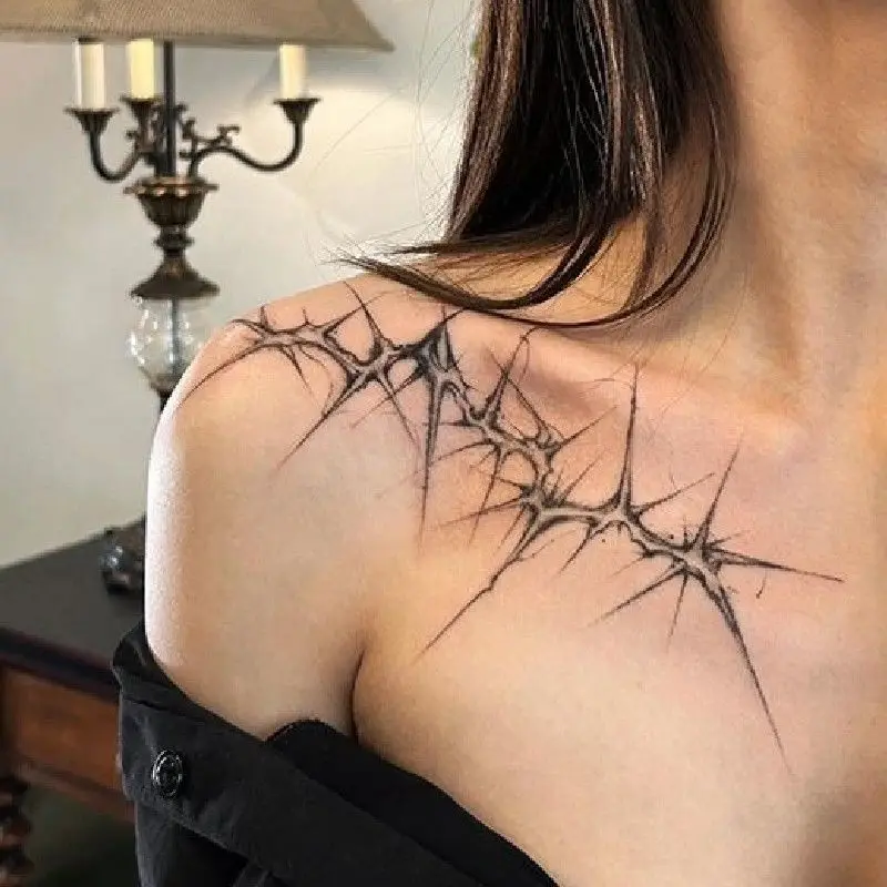 Татуировка с шипами на плечо - Фотография_3