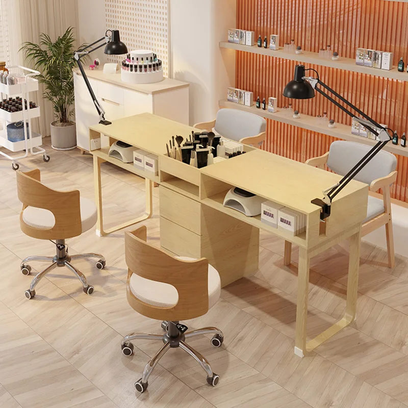 Минималистичный скандинавский маникюрный