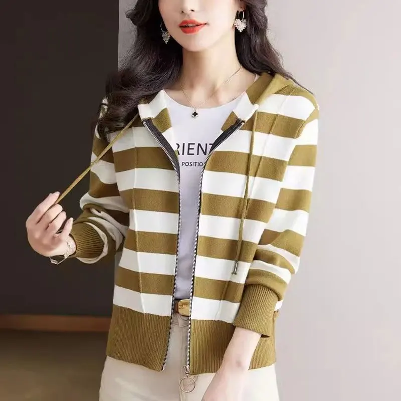 Повседневные полосатые пуловеры с капюшоном - Фотография_6