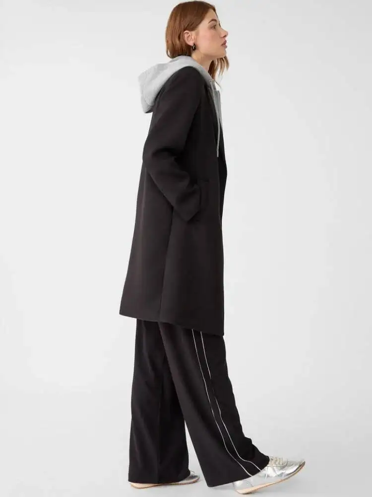 Женское контрастное пальто со съемным капюшоном - Фотография_3