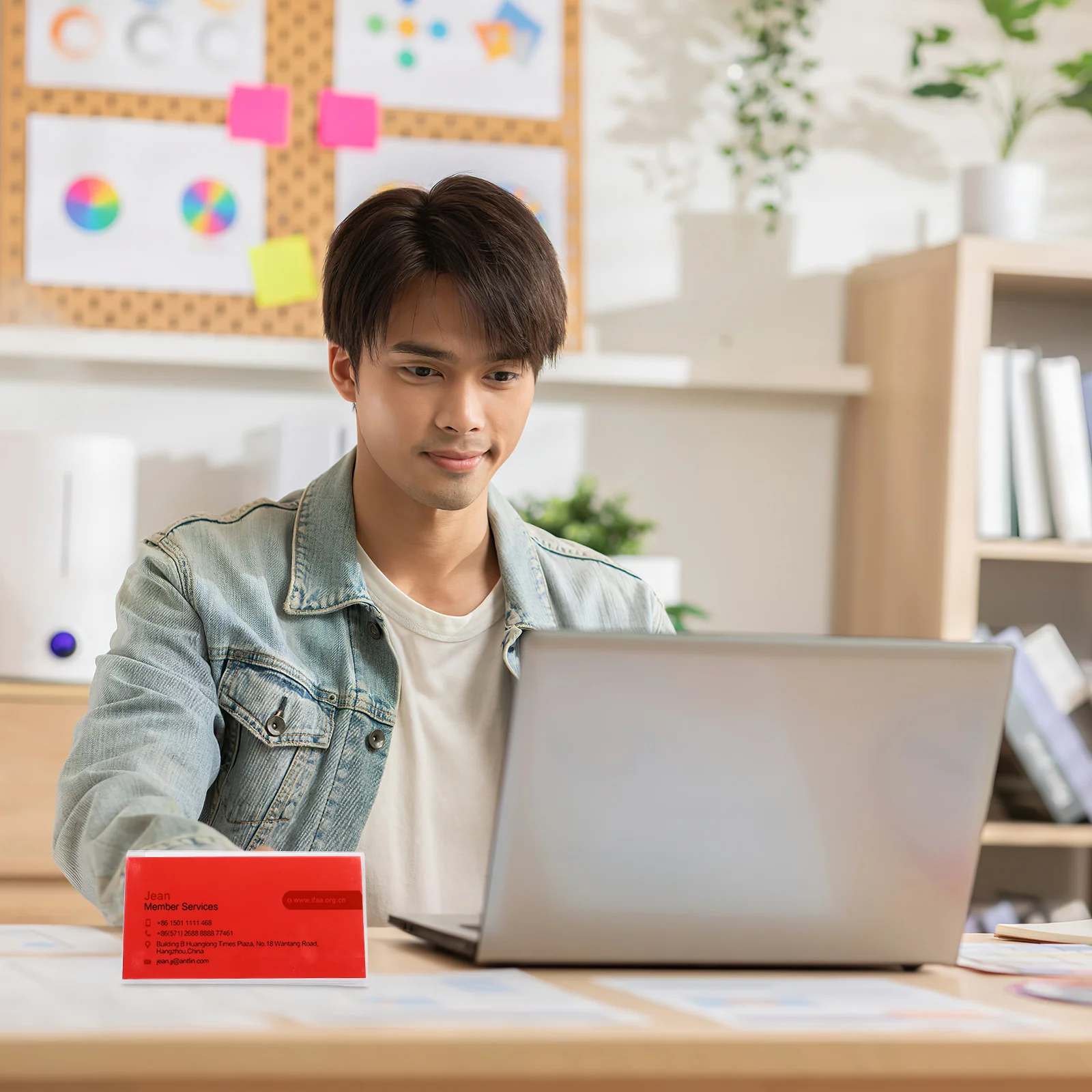 Прозрачные двусторонние таблички с именами на столе - Фотография_2