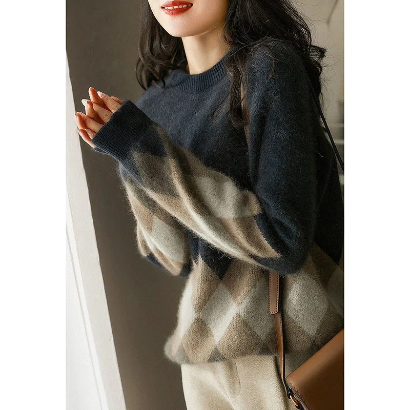 Женский трикотажный свитер с круглым вырезом - Фотография_2