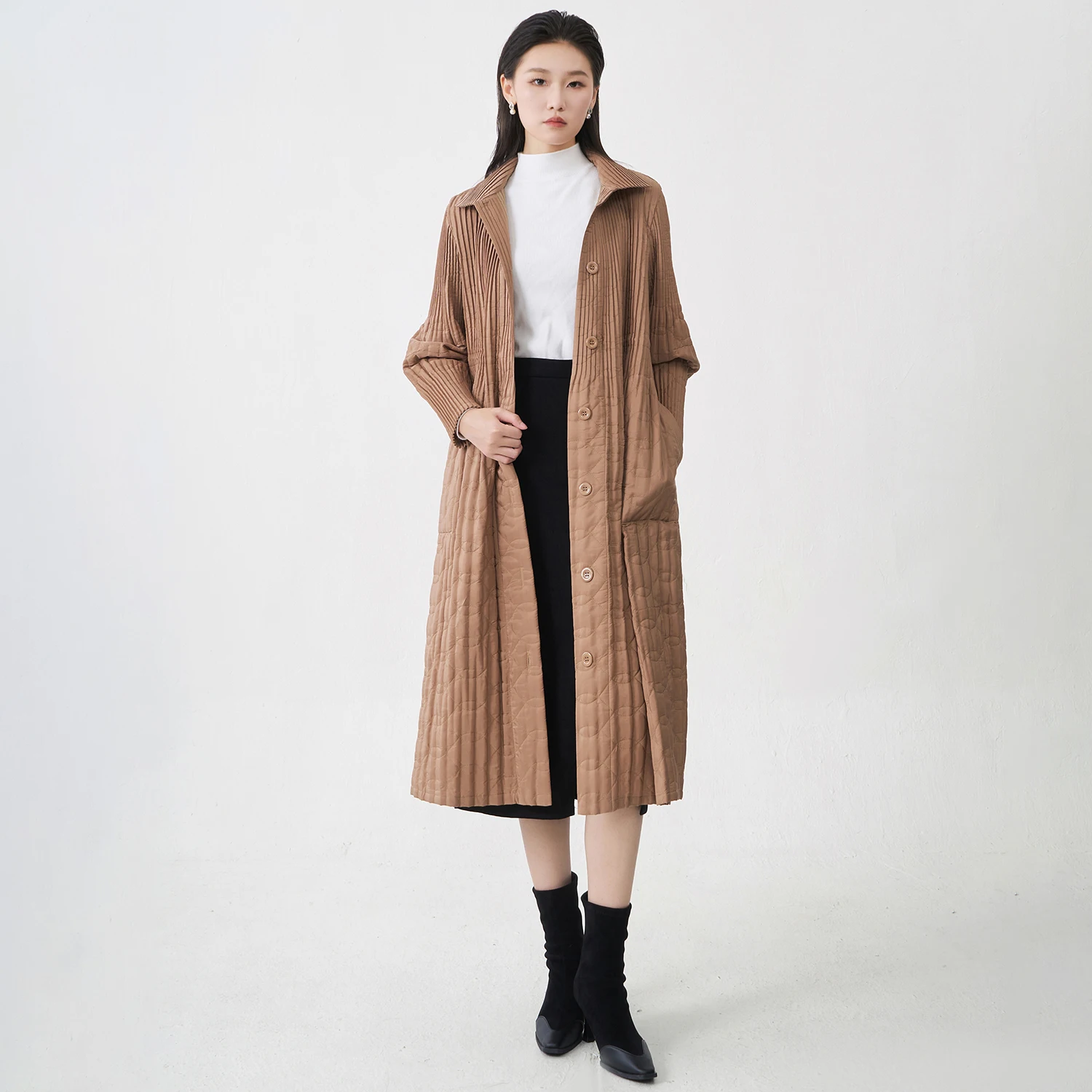 Miyake плиссированное хлопковое пальто 2025 - Фотография_5