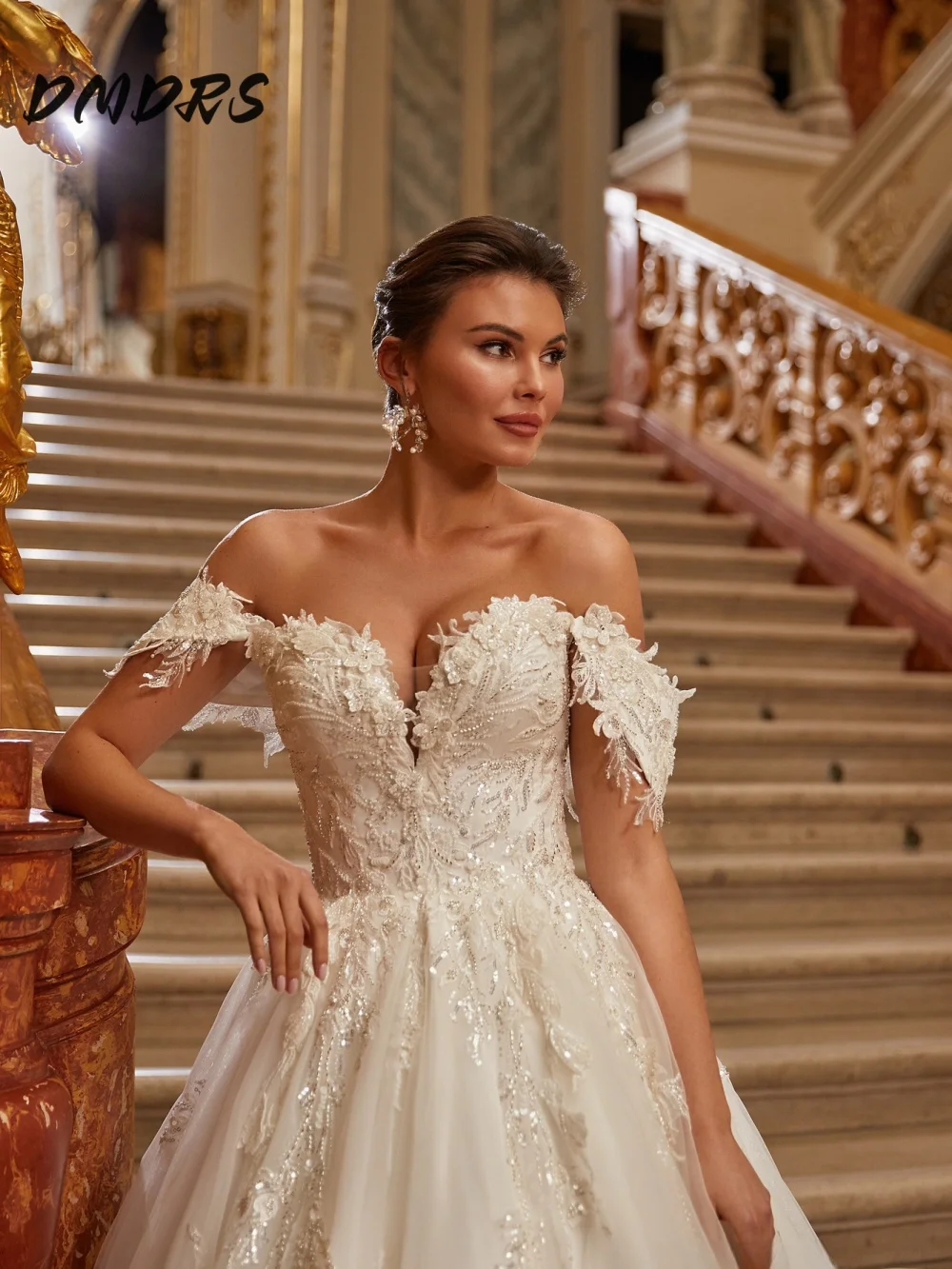 Очаровательное свадебное платье с открытыми плечами - Фотография_2