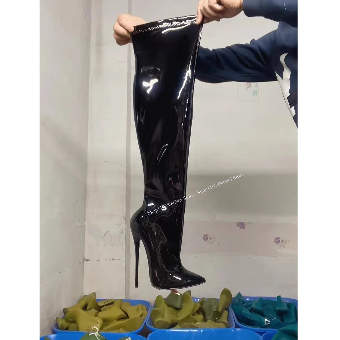 Черные блестящие сапоги до колена