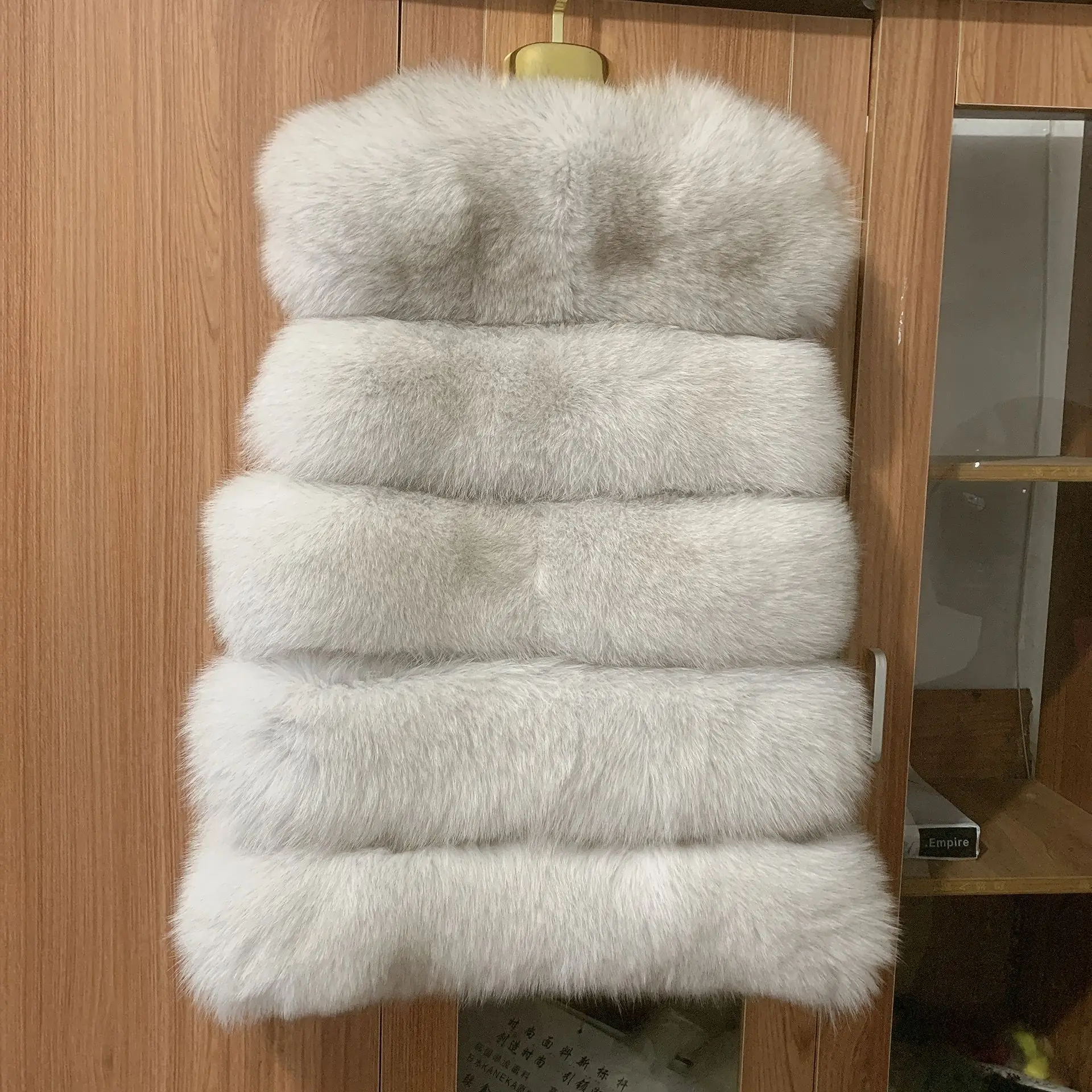 Новый стильный жилет из лисьего меха - Фотография_6