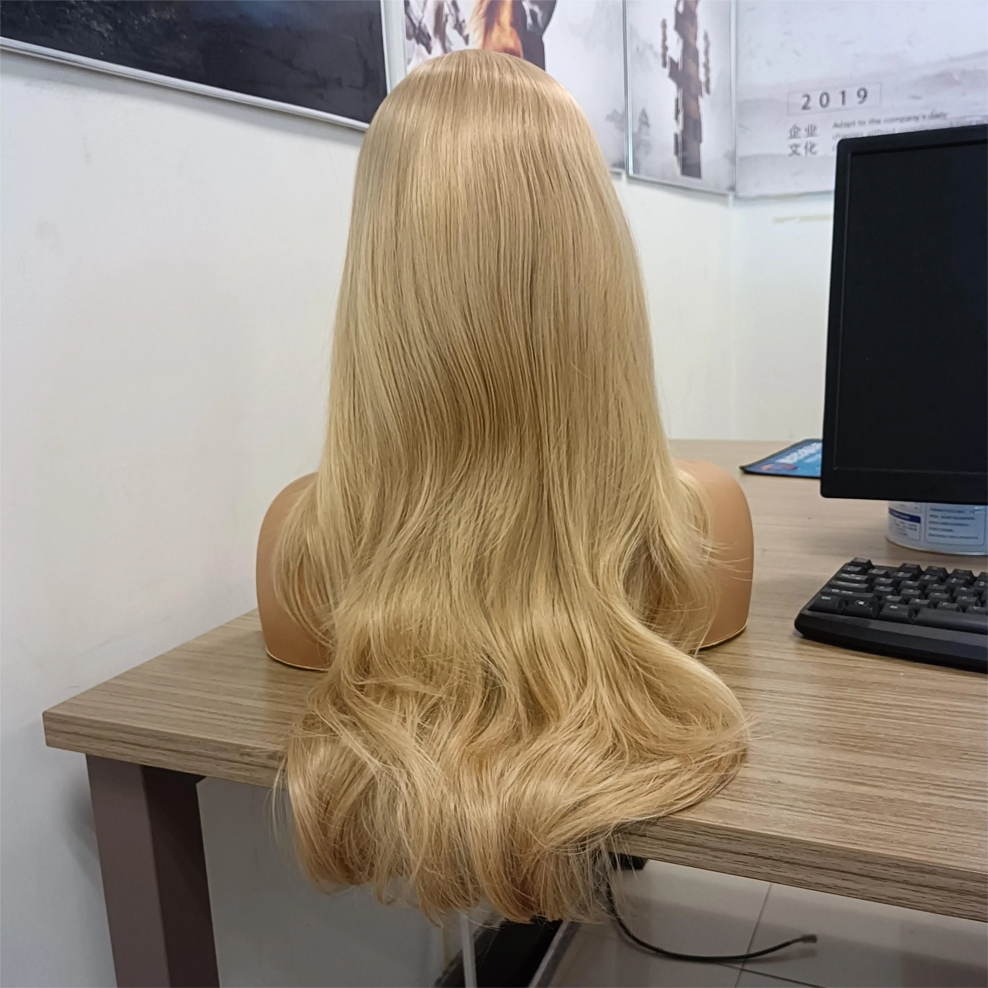 Rongduoyi свободный волнистый блондинный парик - Фотография_5