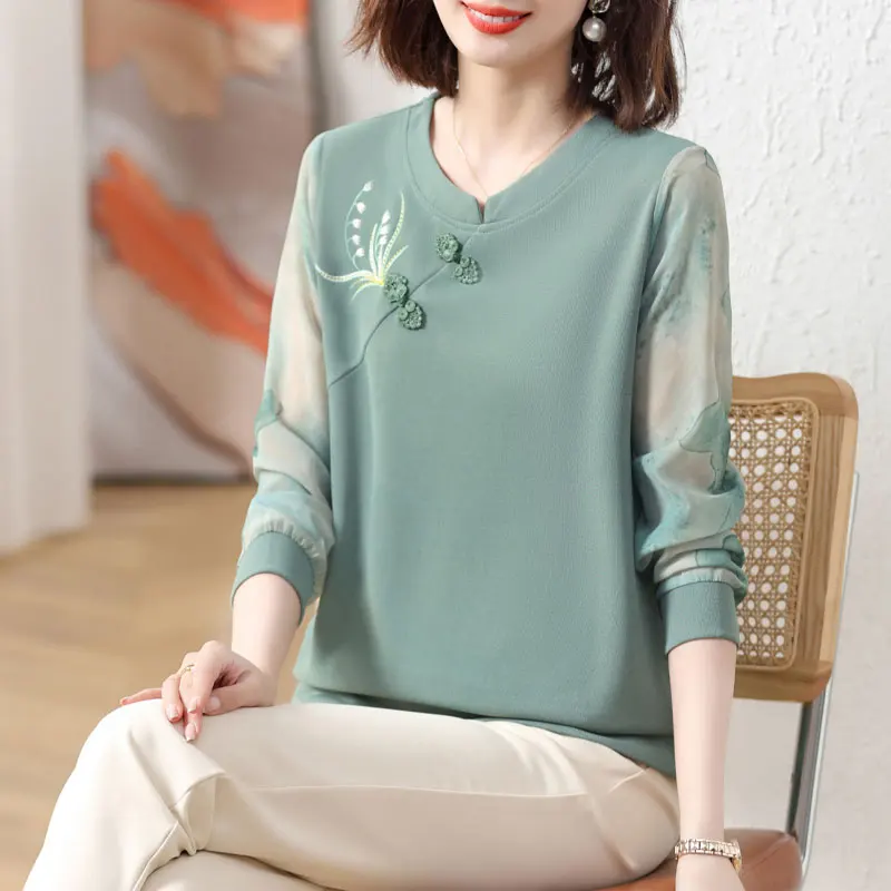 Женская блузка с цветочной вышивкой