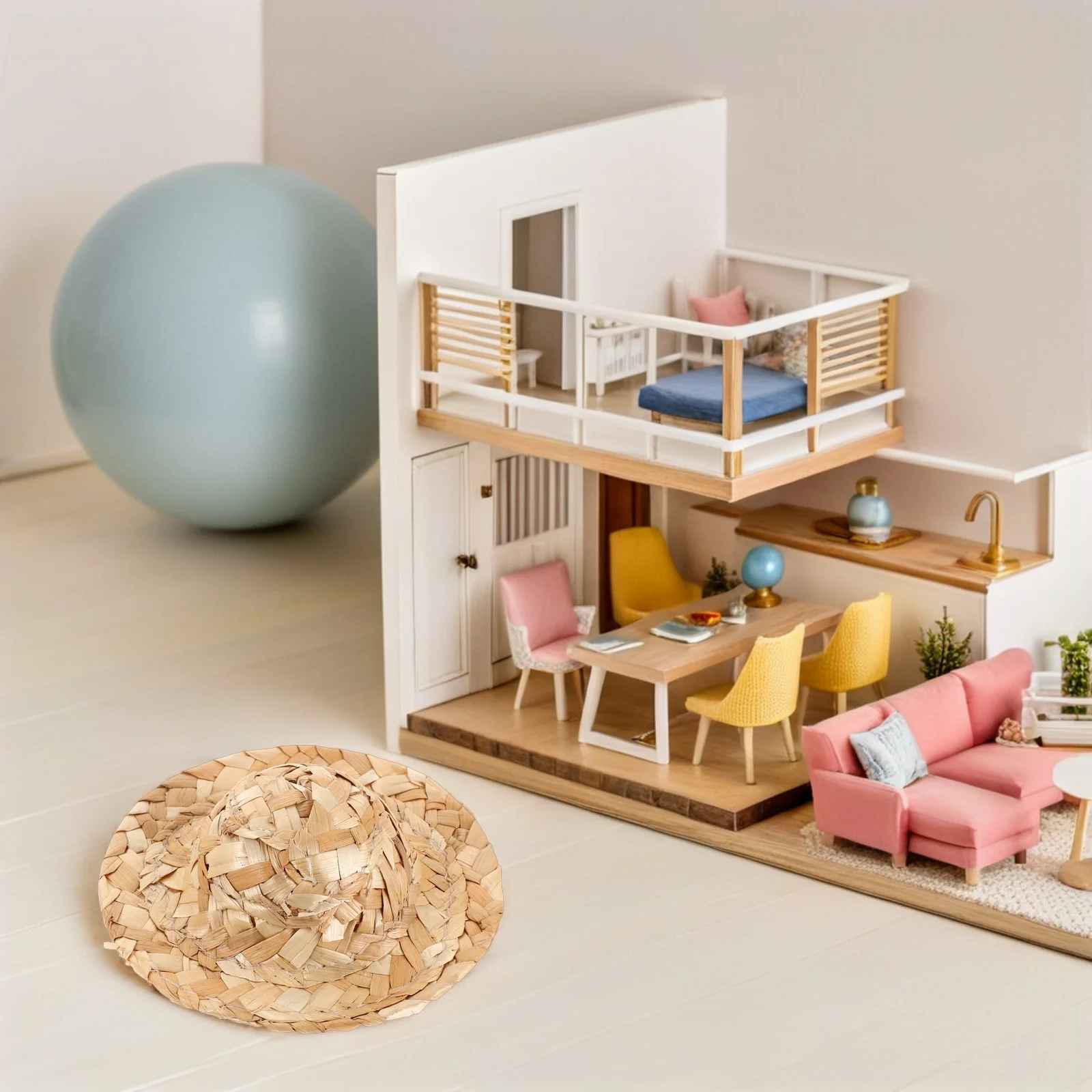 Миниатюрные тканые шапки с травой