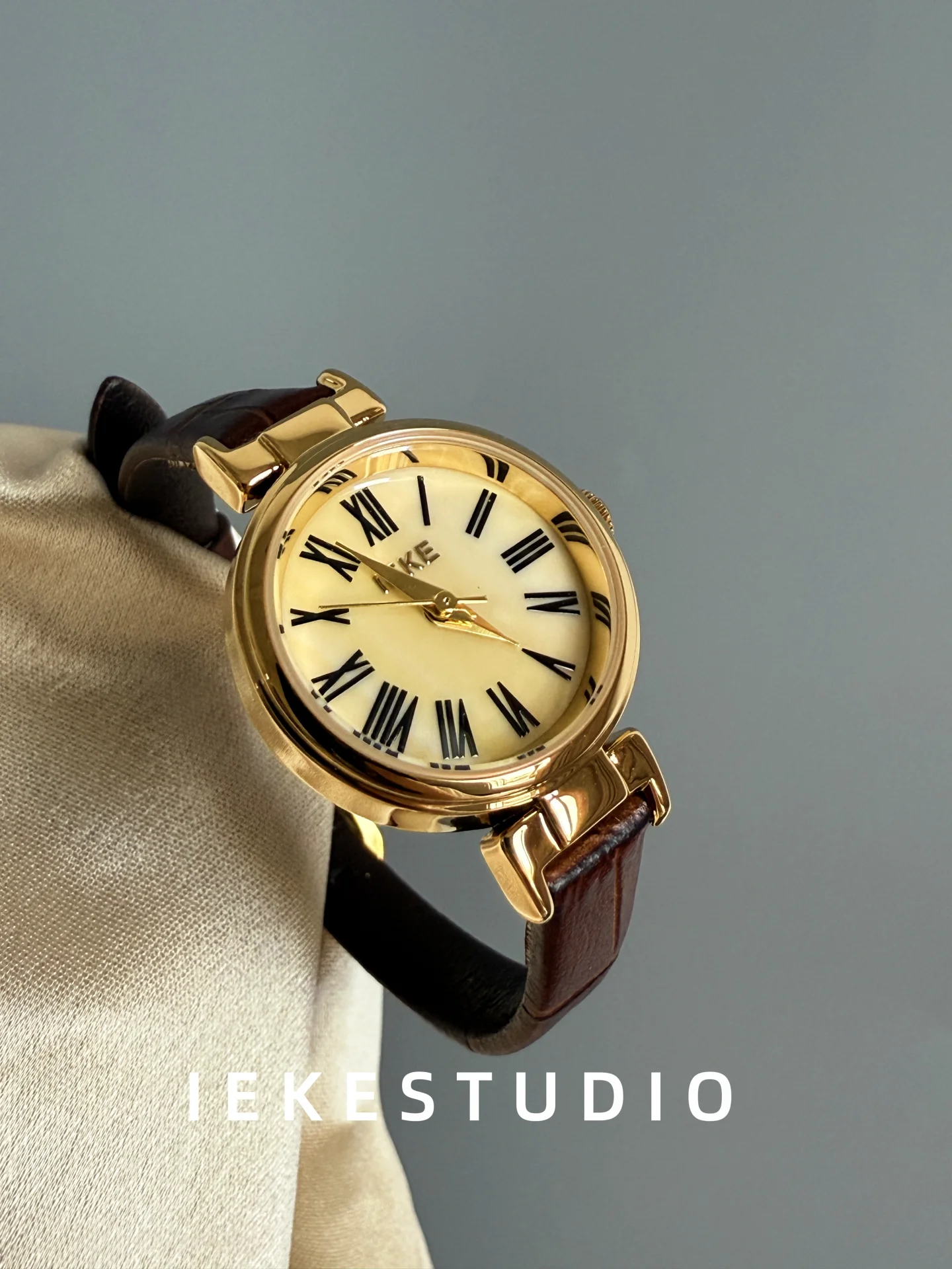 Коричневые винтажные роскошные часы - Фотография_3