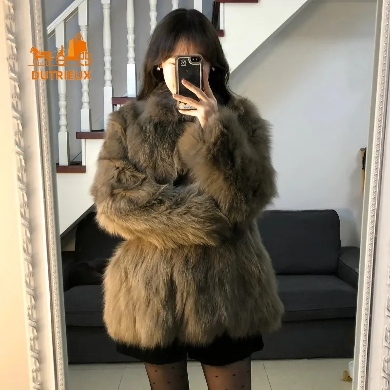 Зимнее женское пальто средней длины из натурального лисьего меха