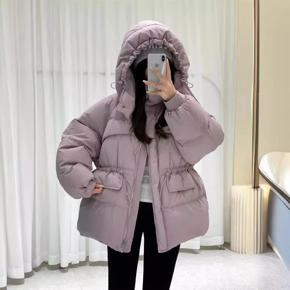 Женский пуховик с высокой талией и капюшоном