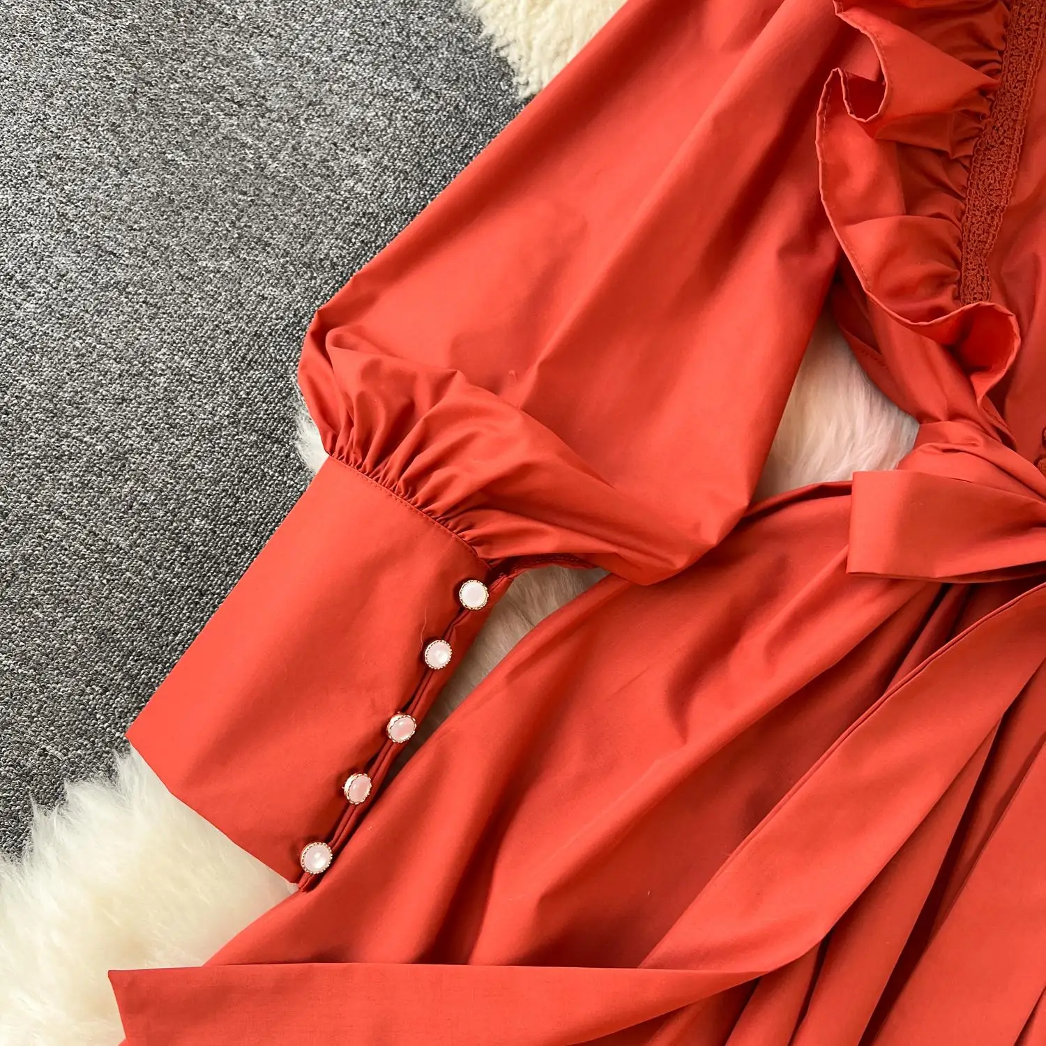 Женское модельное мини-платье - Фотография_5