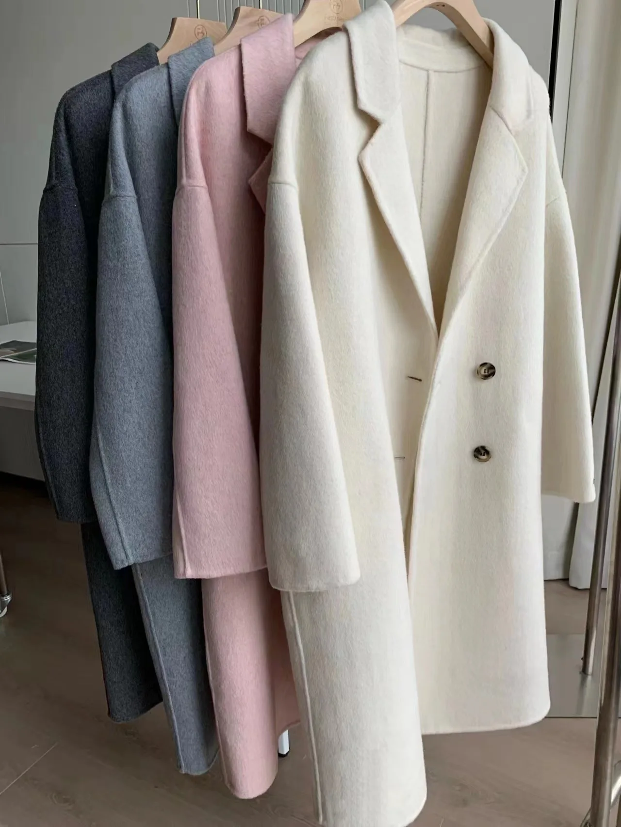 Женское шерстяное пальто с заниженной грудью - Фотография_2