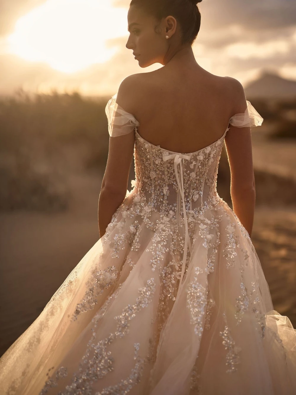 Свадебное платье больших размеров телесного цвета с блестками - Фотография_2