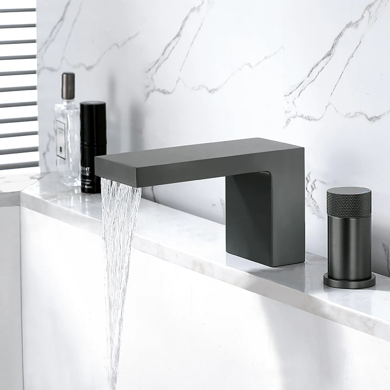 Белый настенный смеситель для ванны с водопадом - Фотография_2