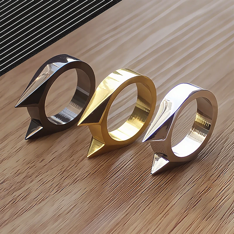 Кольцо с подвеской в виде кошачьих