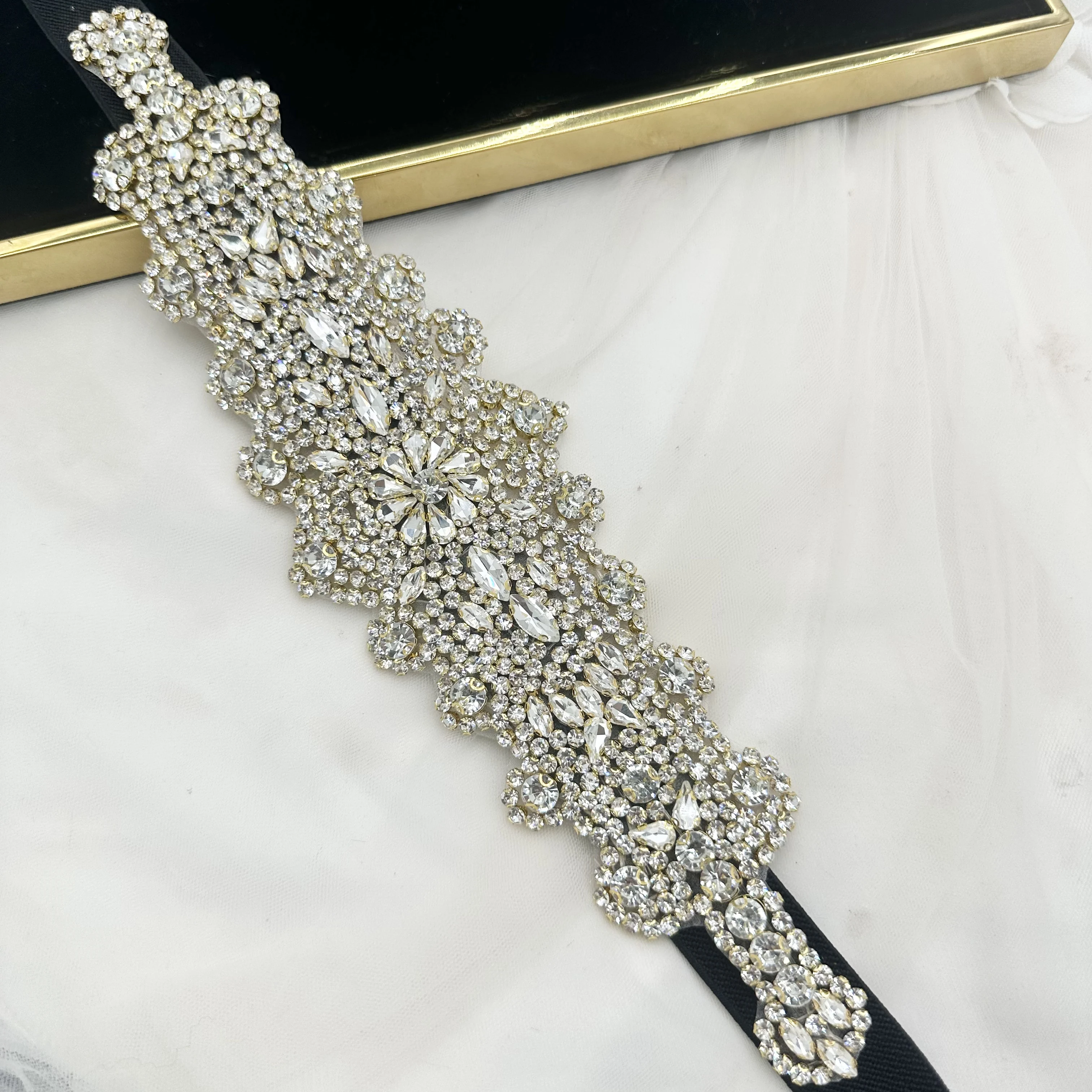 Широкий пояс, сшитая вручную стеклянная клейкая нашивка золотого цвета - Фотография_4