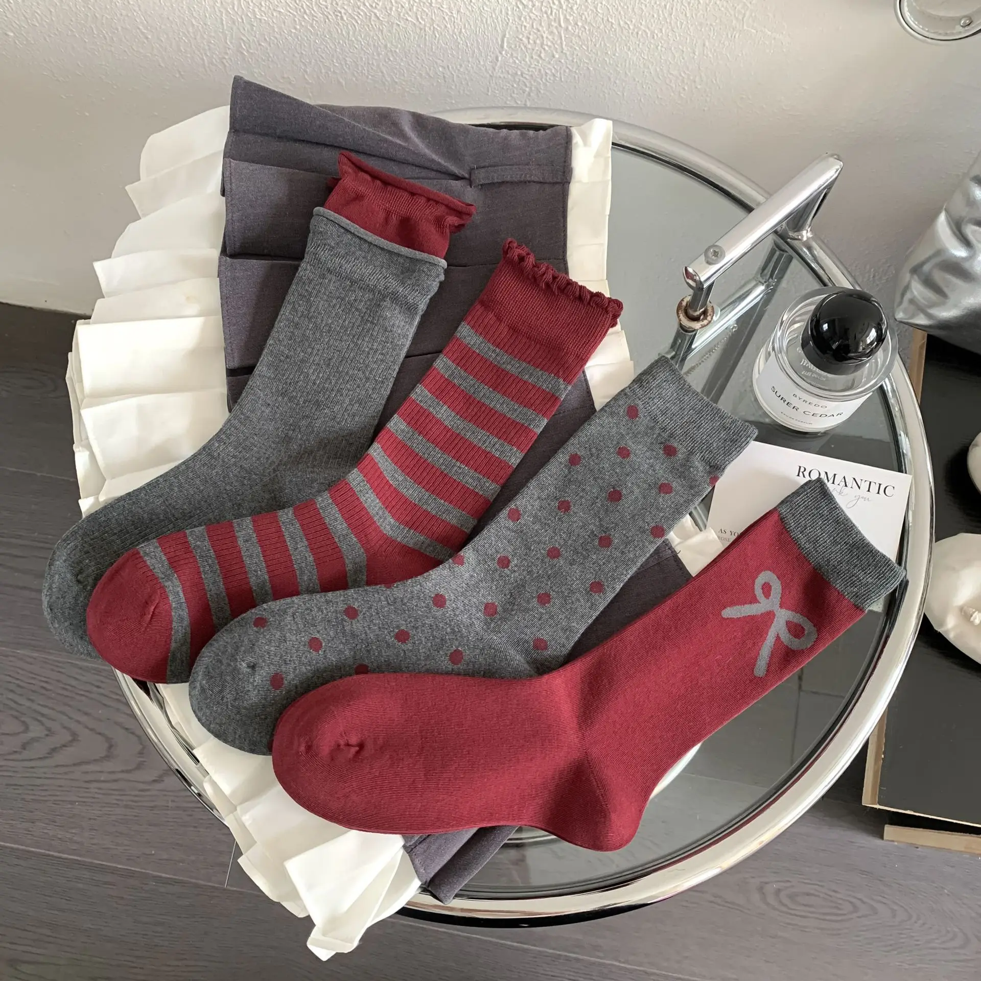 Красные полосатые носки средней