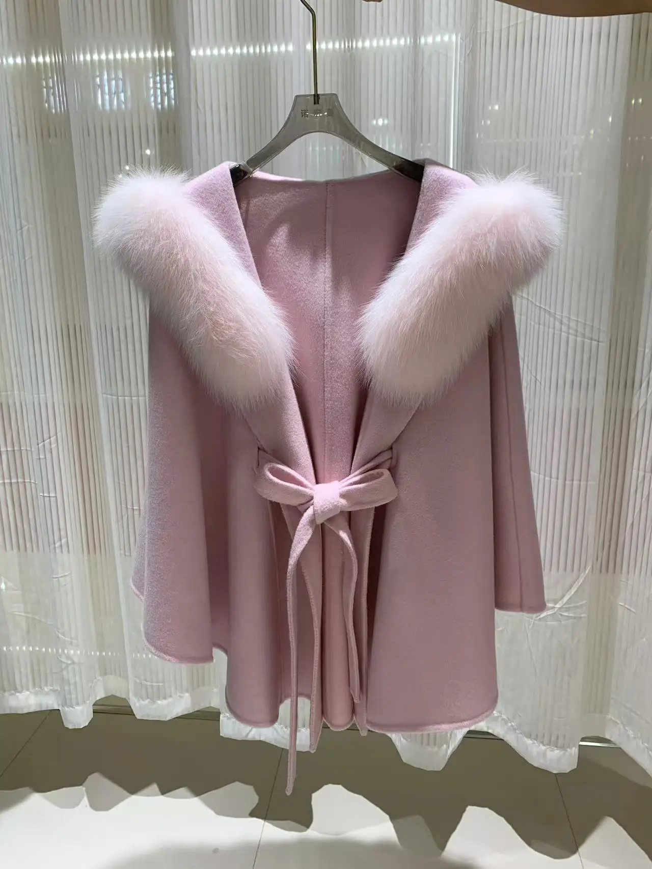 Женское пальто с поясом - Фотография_4