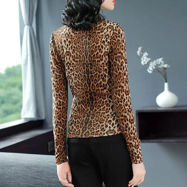 Элегантная леопардовая блузка с v-образным вырезом и длинным рукавом - Фотография_5
