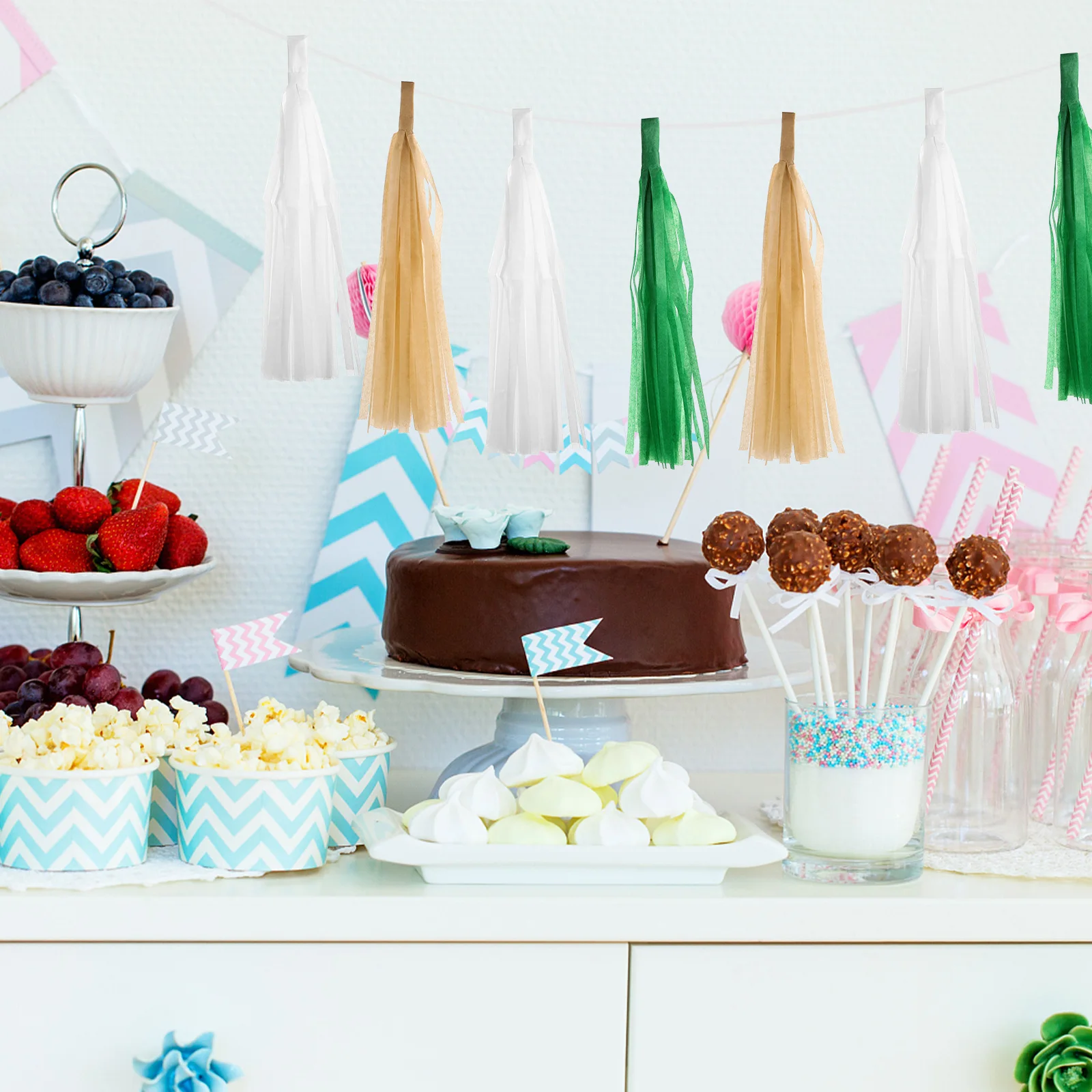 Бумажная кисточка яркого цвета