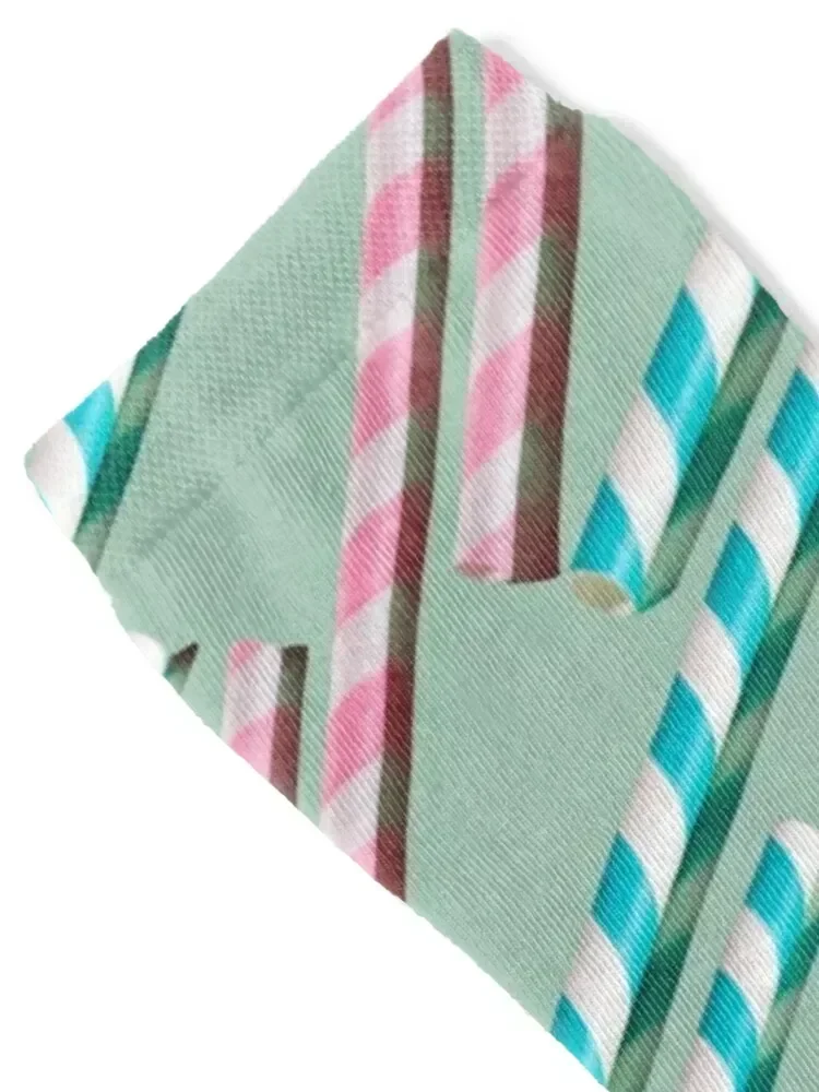 Синий и розовый узор соломы для питья на пастельно-зеленых носках - Фотография_2